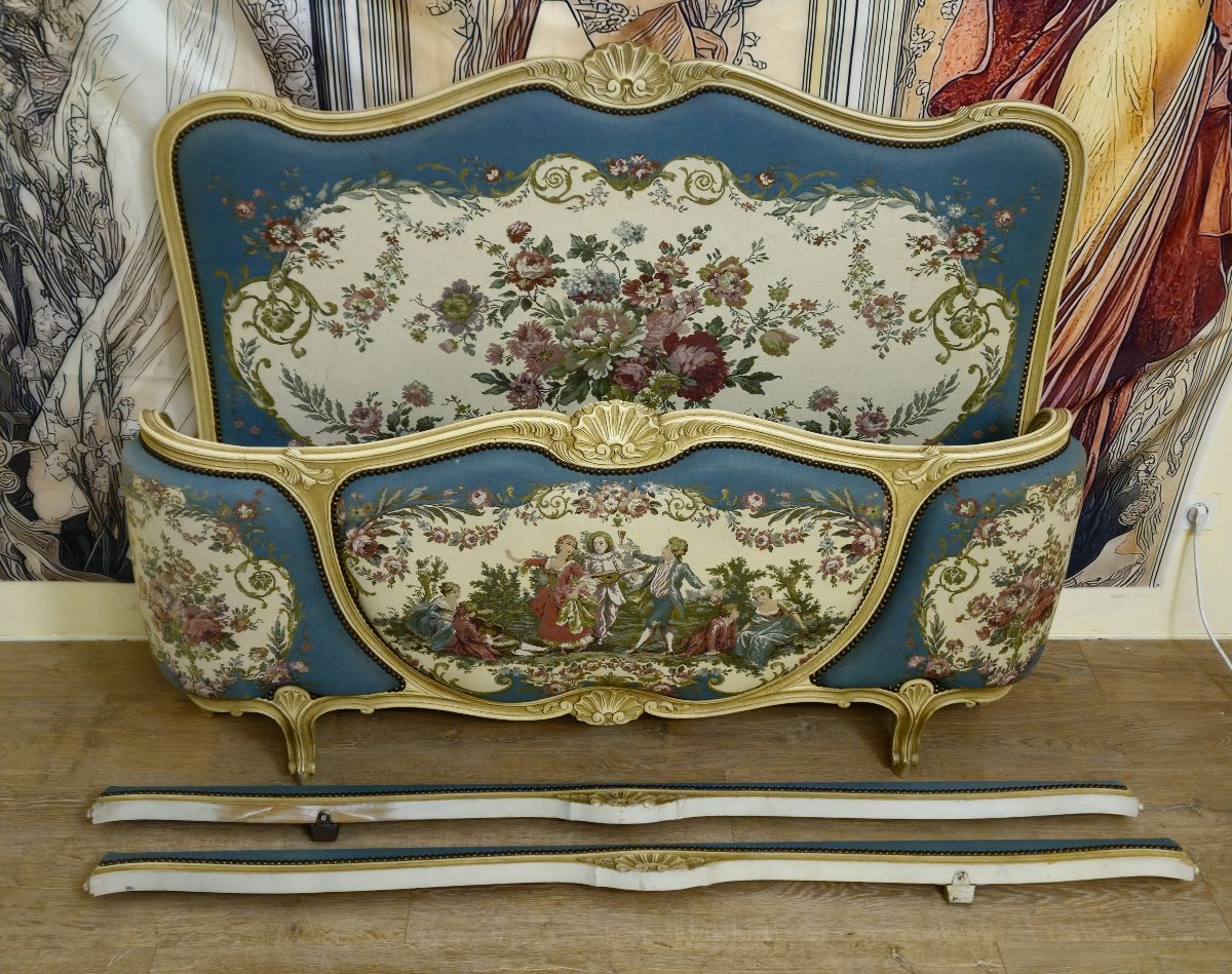 Lit corbeille de style Louis XV en bois sculpté et tapisserie – Décor scène galante -photo-2