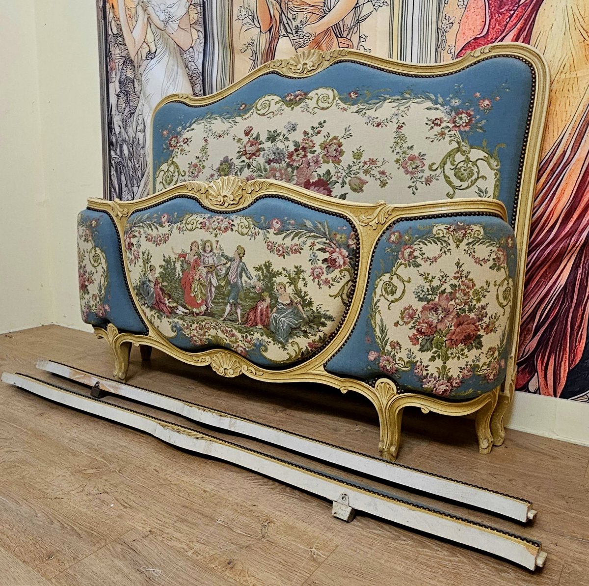Lit corbeille de style Louis XV en bois sculpté et tapisserie – Décor scène galante -photo-3