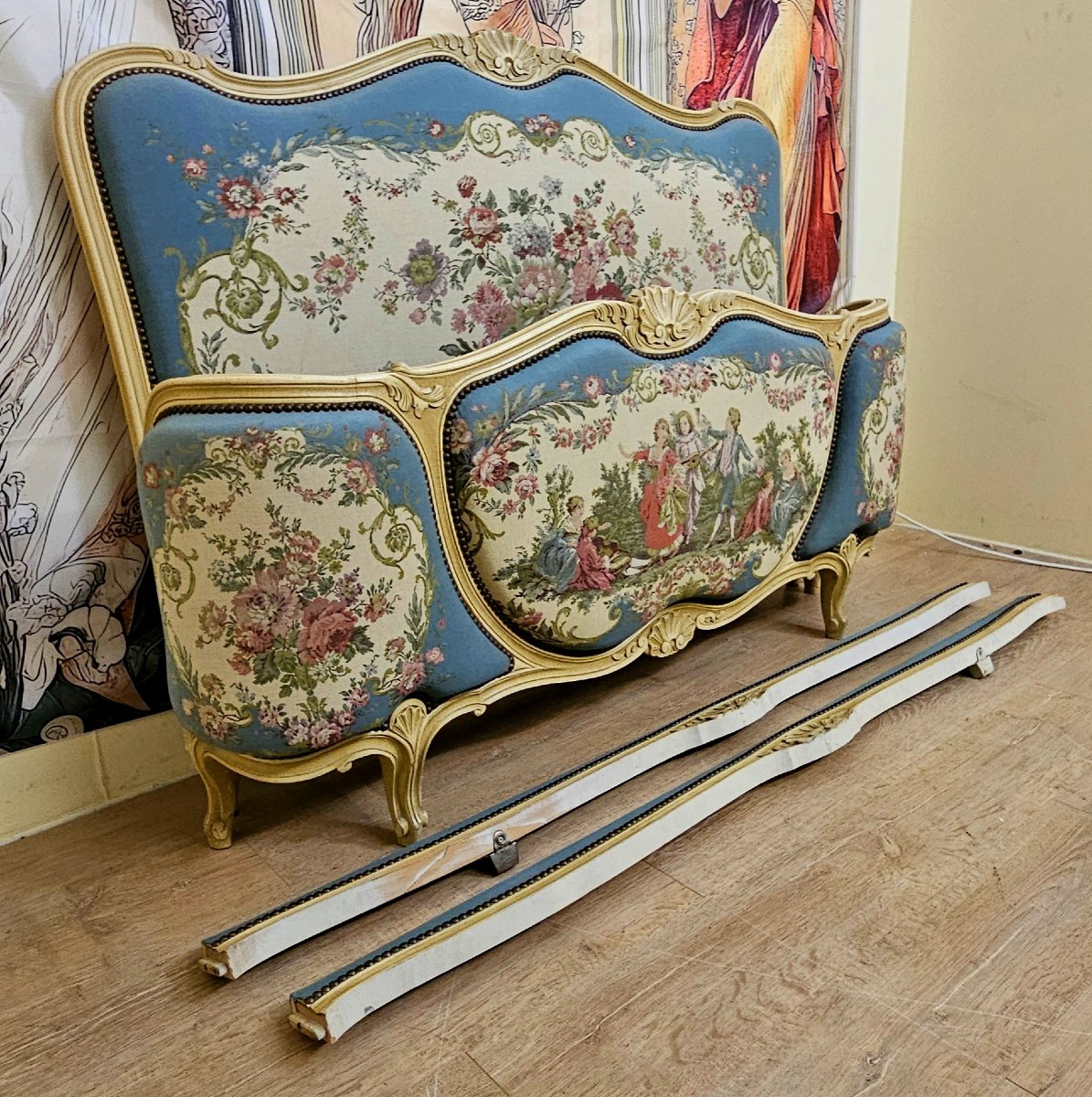 Lit corbeille de style Louis XV en bois sculpté et tapisserie – Décor scène galante -photo-4