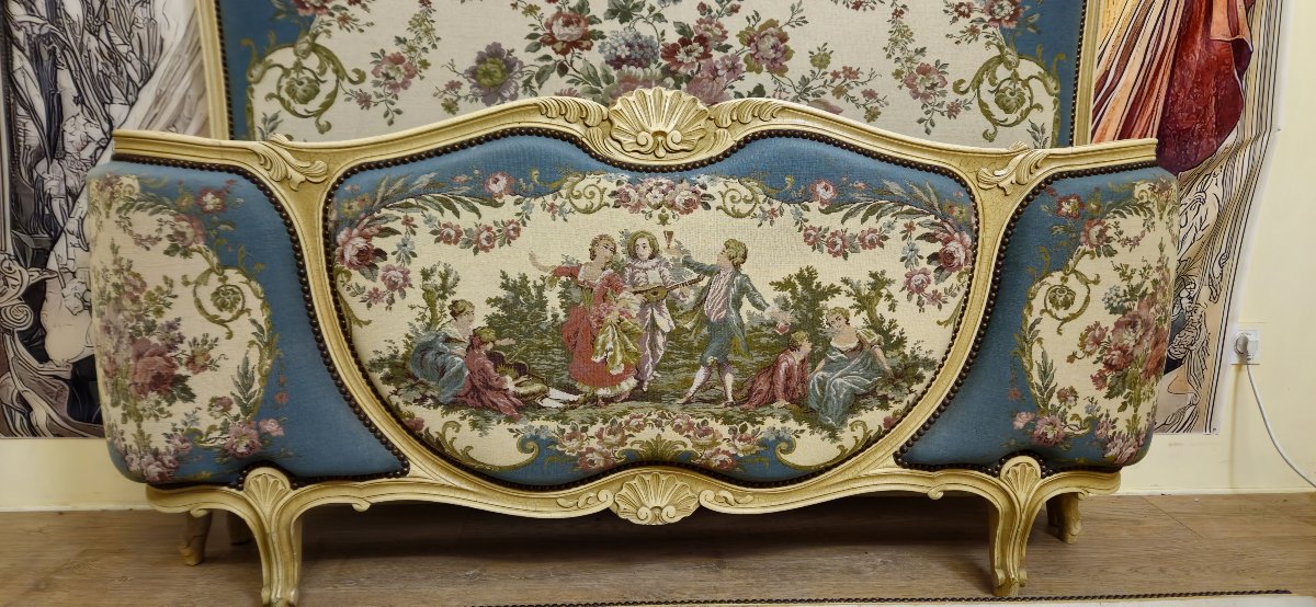 Lit corbeille de style Louis XV en bois sculpté et tapisserie – Décor scène galante -photo-5