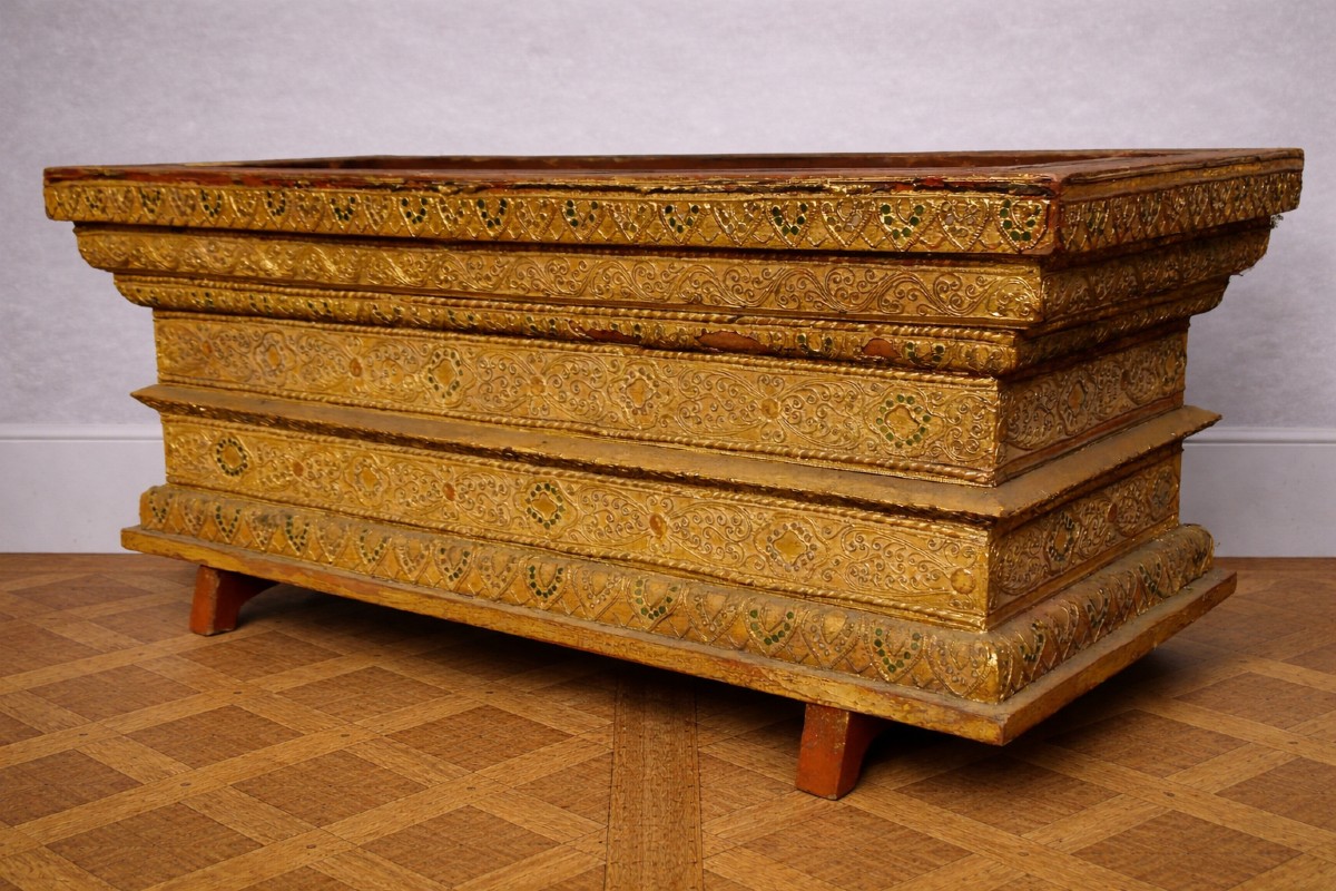 Jardiniére ancienne en bois sculpté et doré – décor oriental / Inde - fin XIXeme 