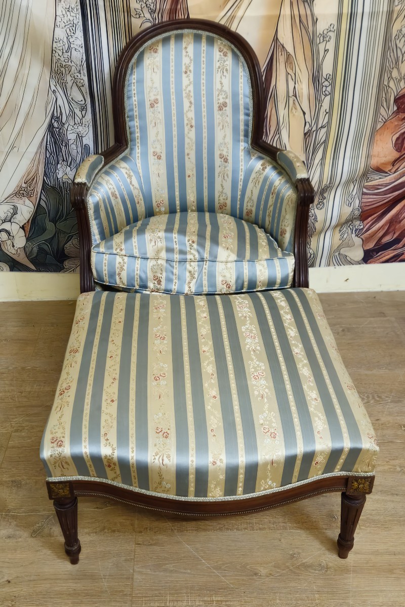 Méridienne / chaise longue style Louis XVI en noyer avec repose-pieds – XIXᵉ siècle  