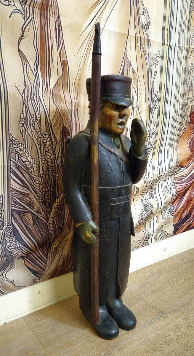 Sculpture ancienne en bois – soldat / garde avec fusil – sculpture populaire Anglaise / XXeme -photo-3