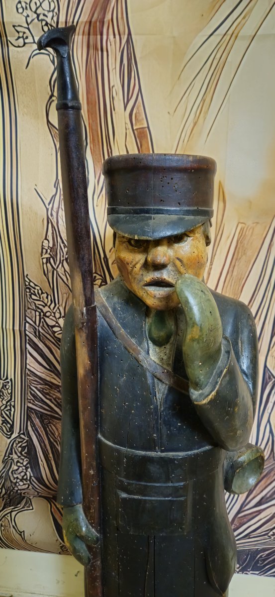 Sculpture ancienne en bois – soldat / garde avec fusil – sculpture populaire Anglaise / XXeme -photo-4