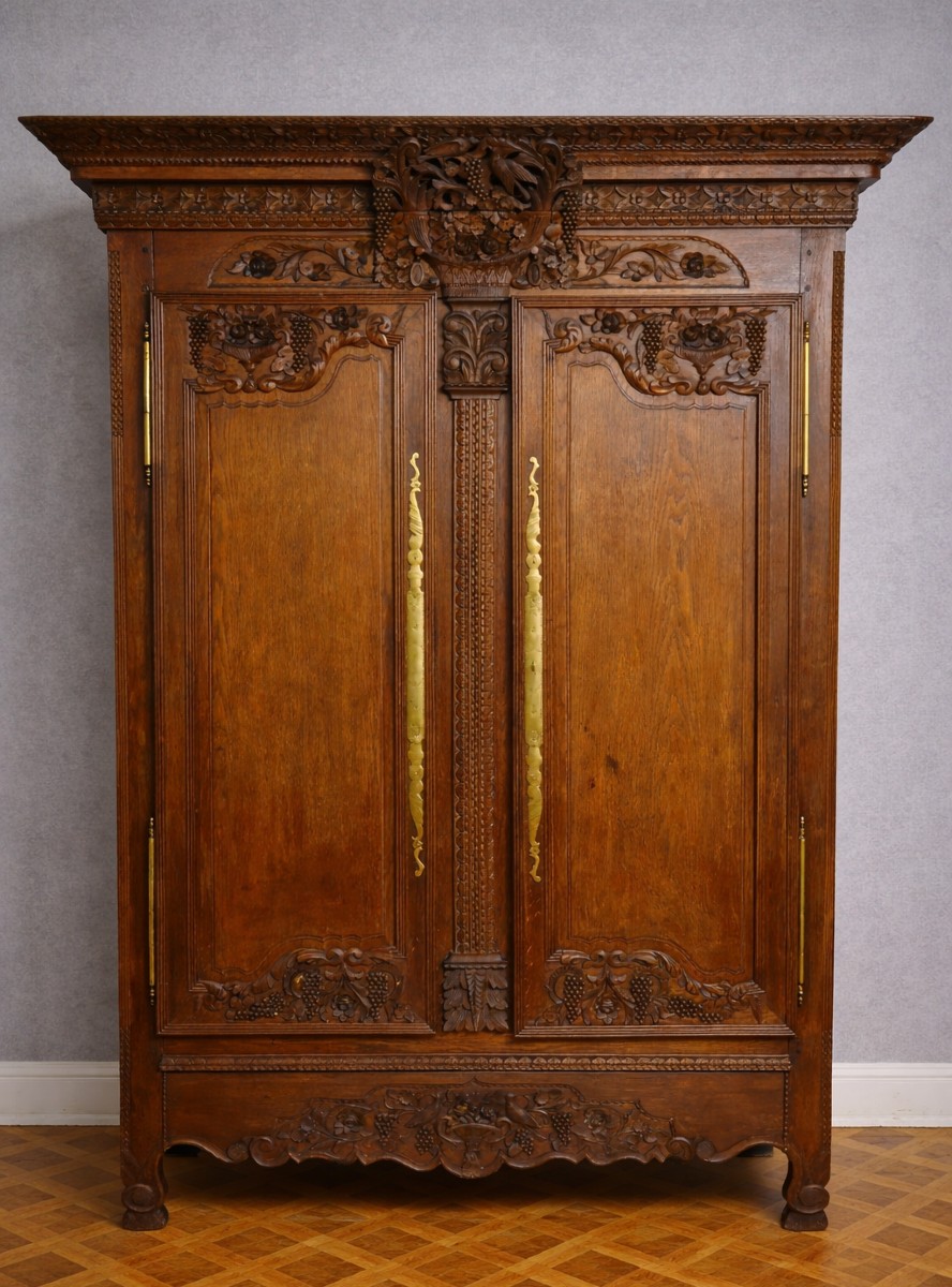 Armoire de Mariage Normande en chêne massif, richement sculptée, époque Louis XV 