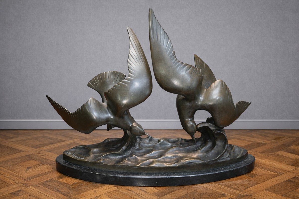 Grande sculpture ancienne en bronze représentant deux mouettes en vol