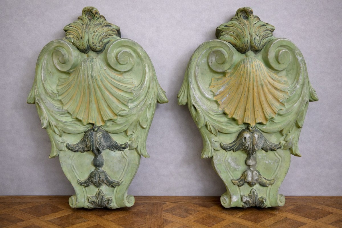 Paire d’éléments architecturaux anciens en faience polychrome – décor coquille – XIXeme 