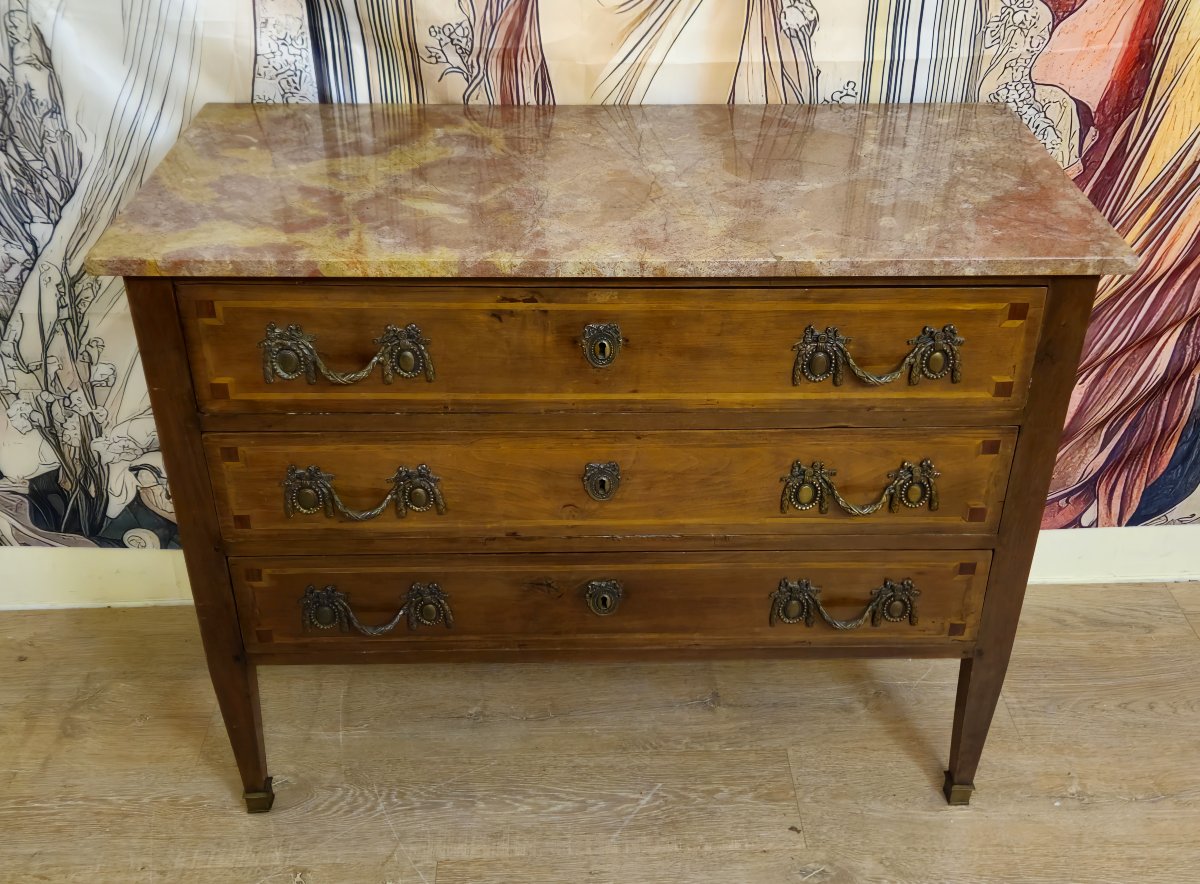 Commode Louis XVI en noyer et marquéterie, plateau marbre – XVIIIe siècle -photo-2