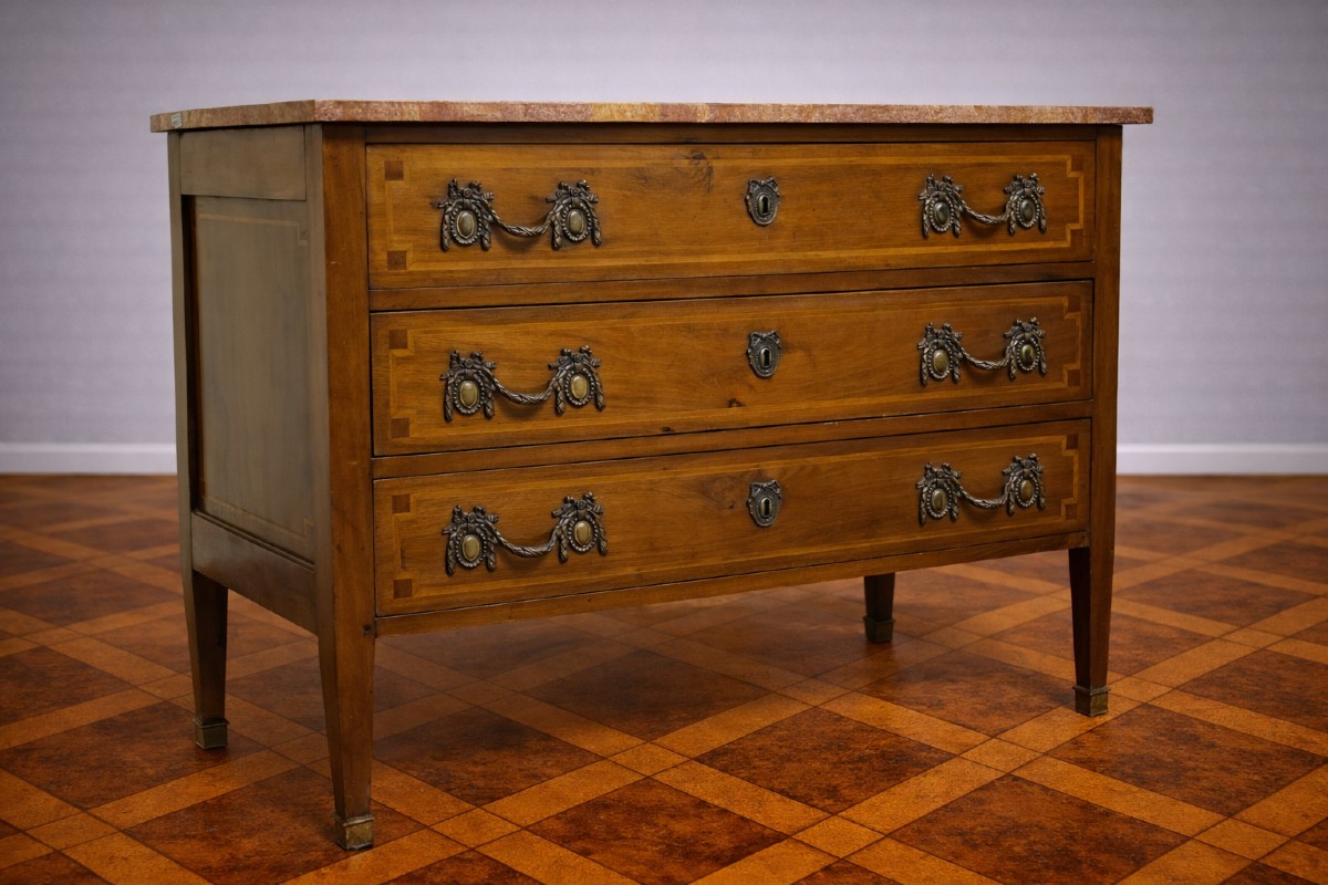 Commode Louis XVI en noyer et marquéterie, plateau marbre – XVIIIe siècle 