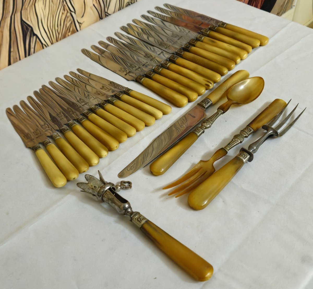 Ancien service de table manches corne, viroles argent gaufré, couteaux La Panthère-photo-3