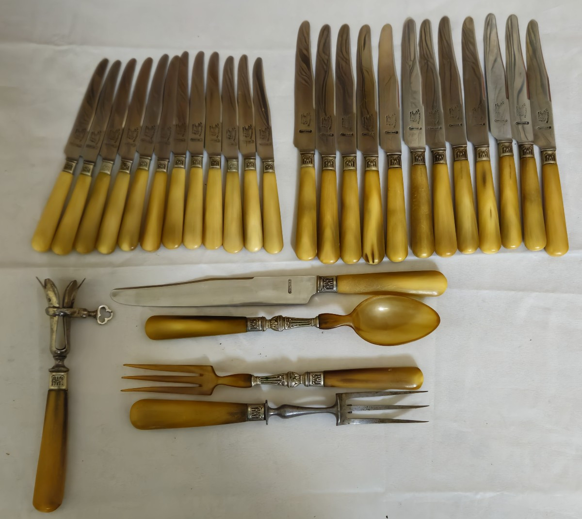 Ancien service de table manches corne, viroles argent gaufré, couteaux La Panthère