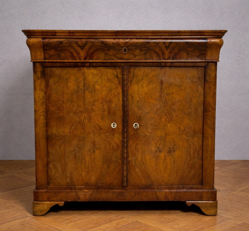 Buffet a doucine / Commode époque Restauration en noyer – XIXe siècle 
