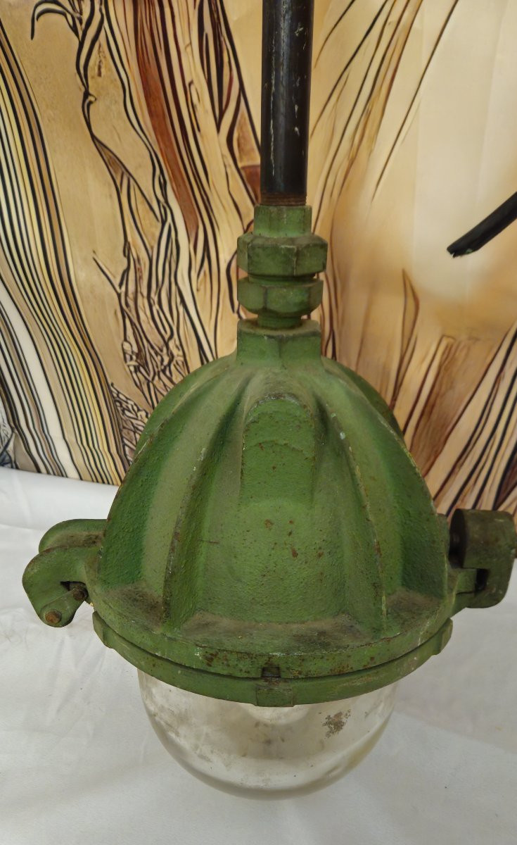 Lampe industrielle ancienne en fonte – luminaire d’atelier / usine – verre épais – circa 1930-photo-3