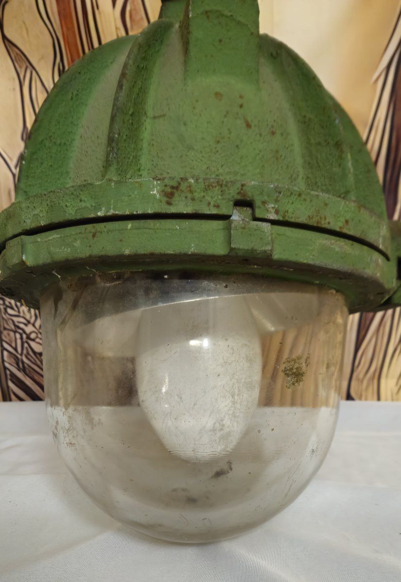 Lampe industrielle ancienne en fonte – luminaire d’atelier / usine – verre épais – circa 1930-photo-4