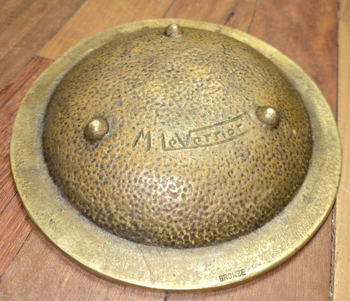 Vide poche en bronze, signé M. Le Verrier, avec inscription BRONZE sous la base-photo-5