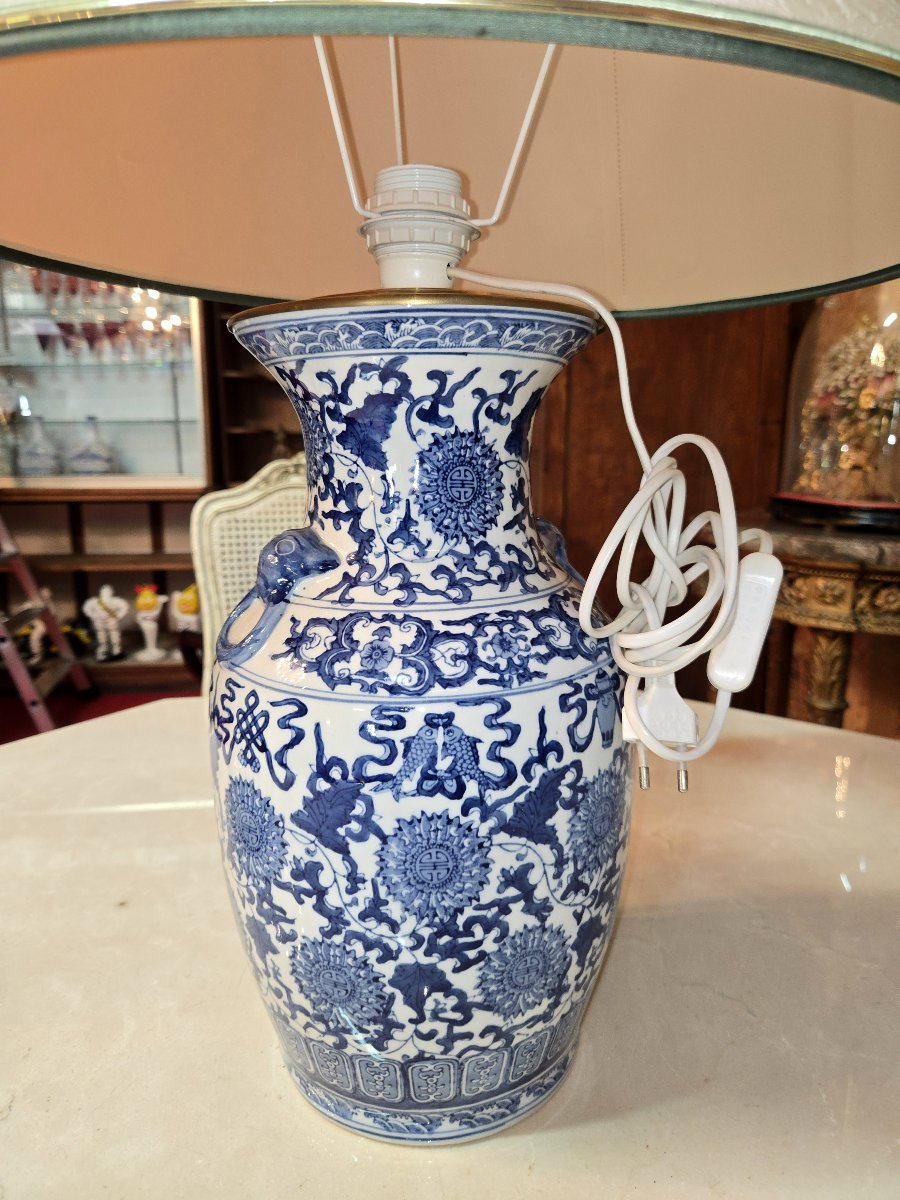 Grande lampe composée d’un vase en porcelaine bleu et blanc de style chinois-photo-3