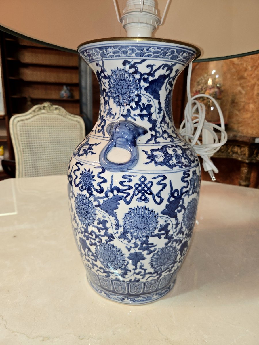 Grande lampe composée d’un vase en porcelaine bleu et blanc de style chinois-photo-7