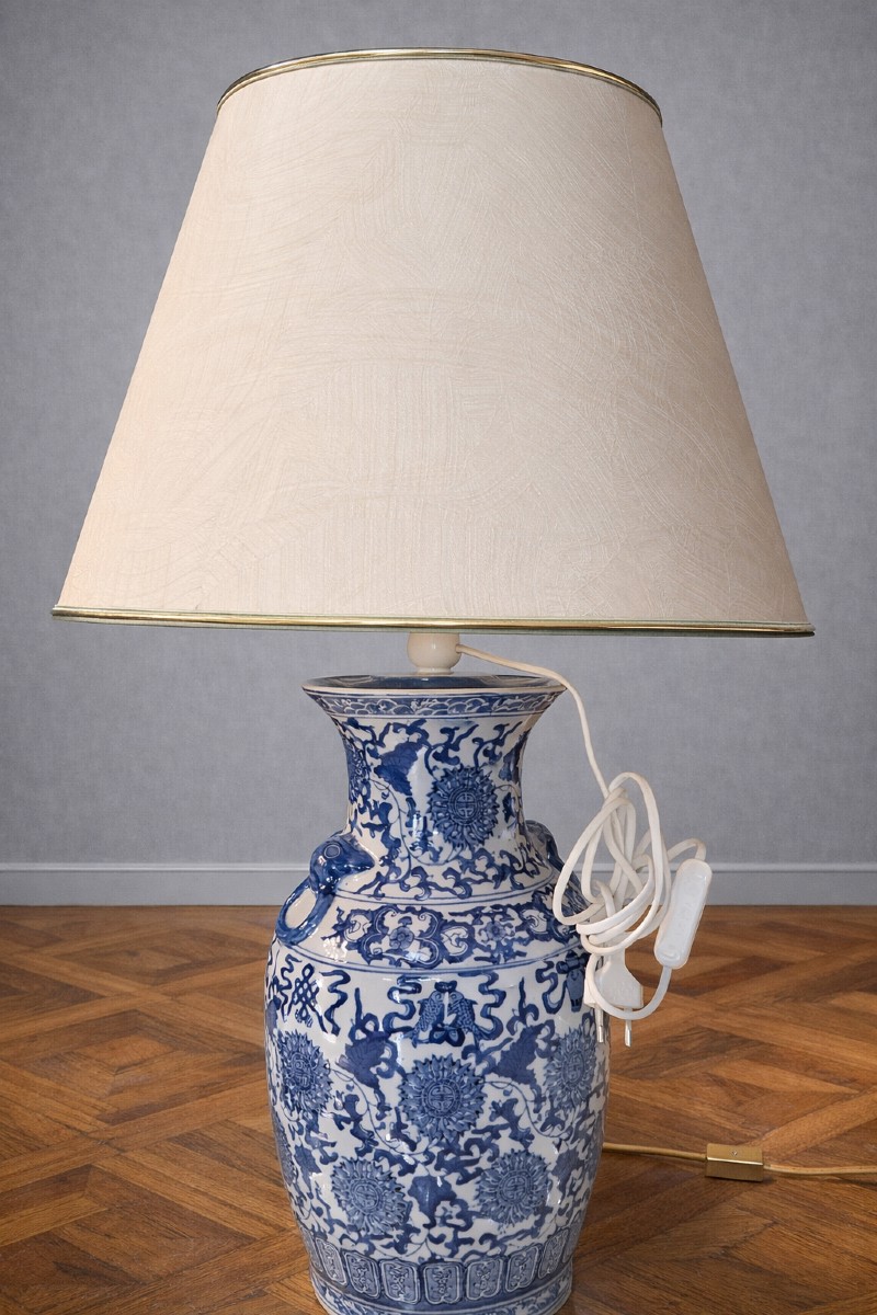 Grande lampe composée d’un vase en porcelaine bleu et blanc de style chinois