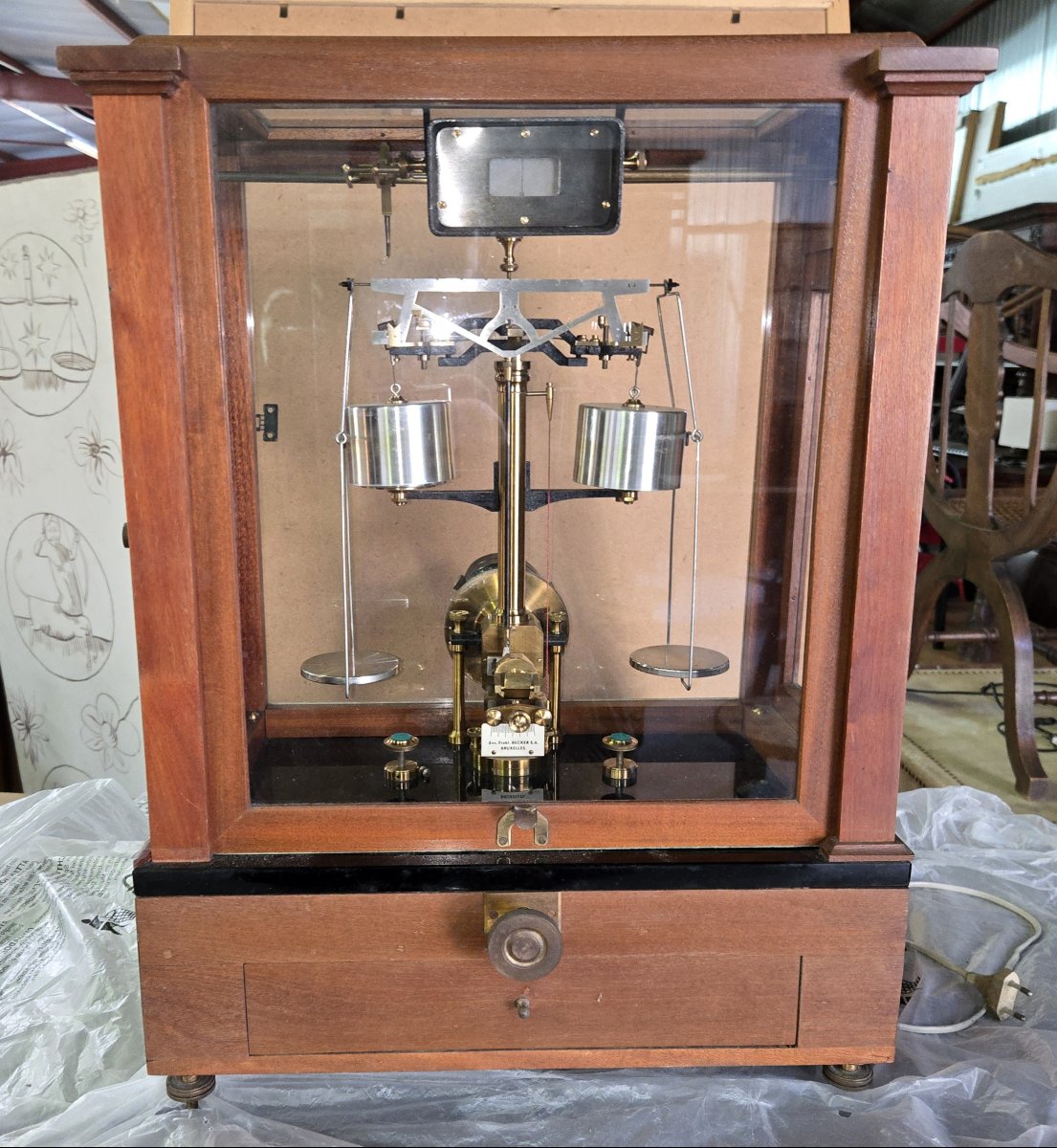 Antique Precision Scale Under A Mahogany Globe - Maison Becker, Brussels - Early 20th Century-photo-4