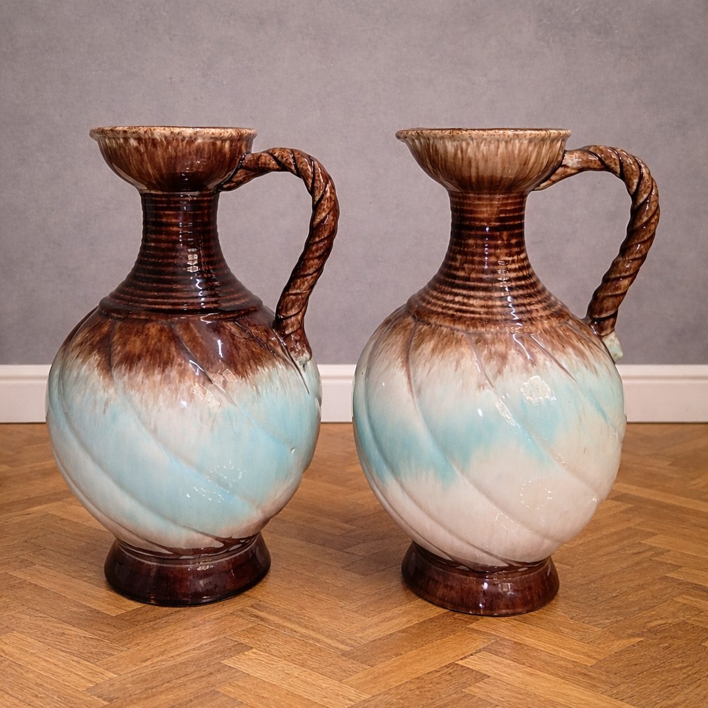 Paire de pichets en céramique émaillée – Travail art déco XXe siècle