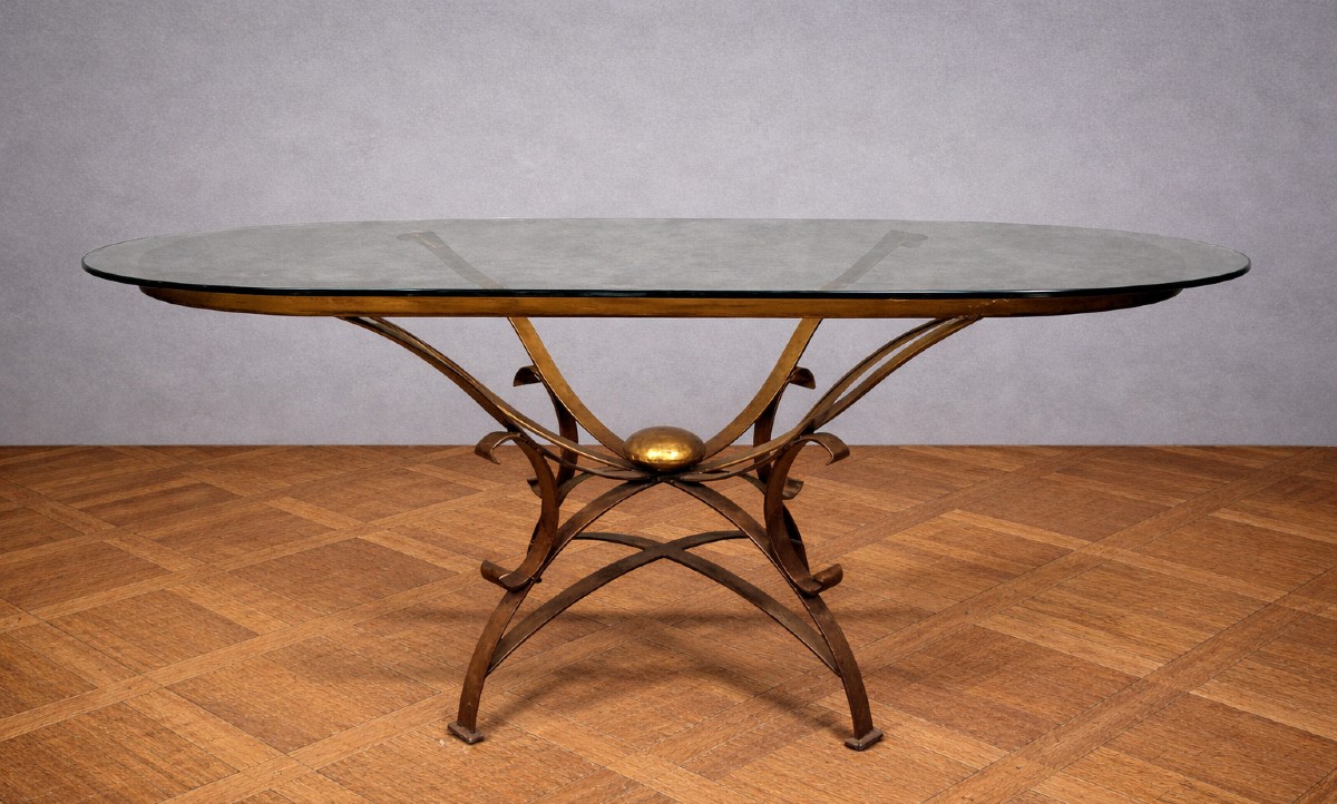 Grande table de salle a manger en métal doré et plateau en verre – Travail des années 1950-1970