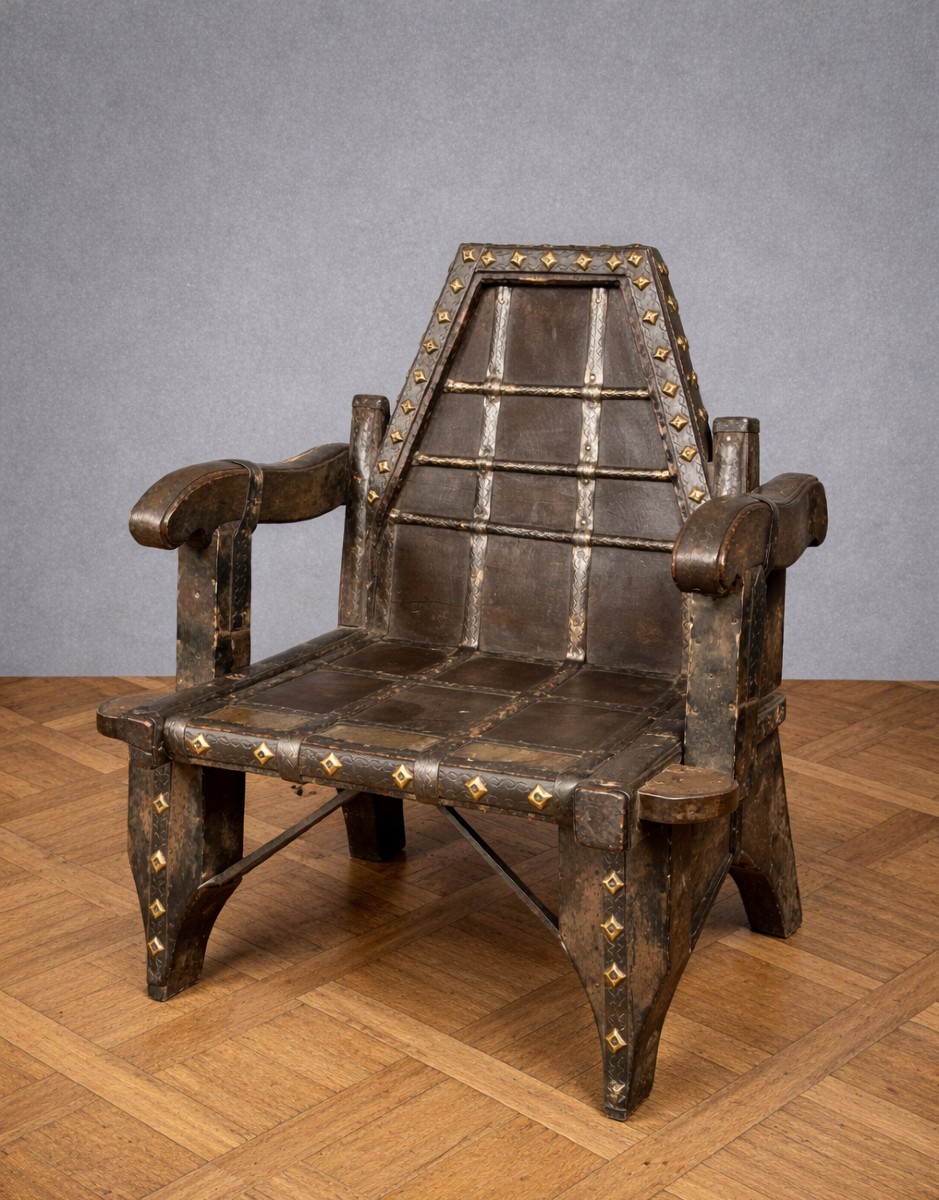 Fauteuil en bois et cuir clouté – Style primitif / médiéval / néo-gothique, milieu XIXe siècle 