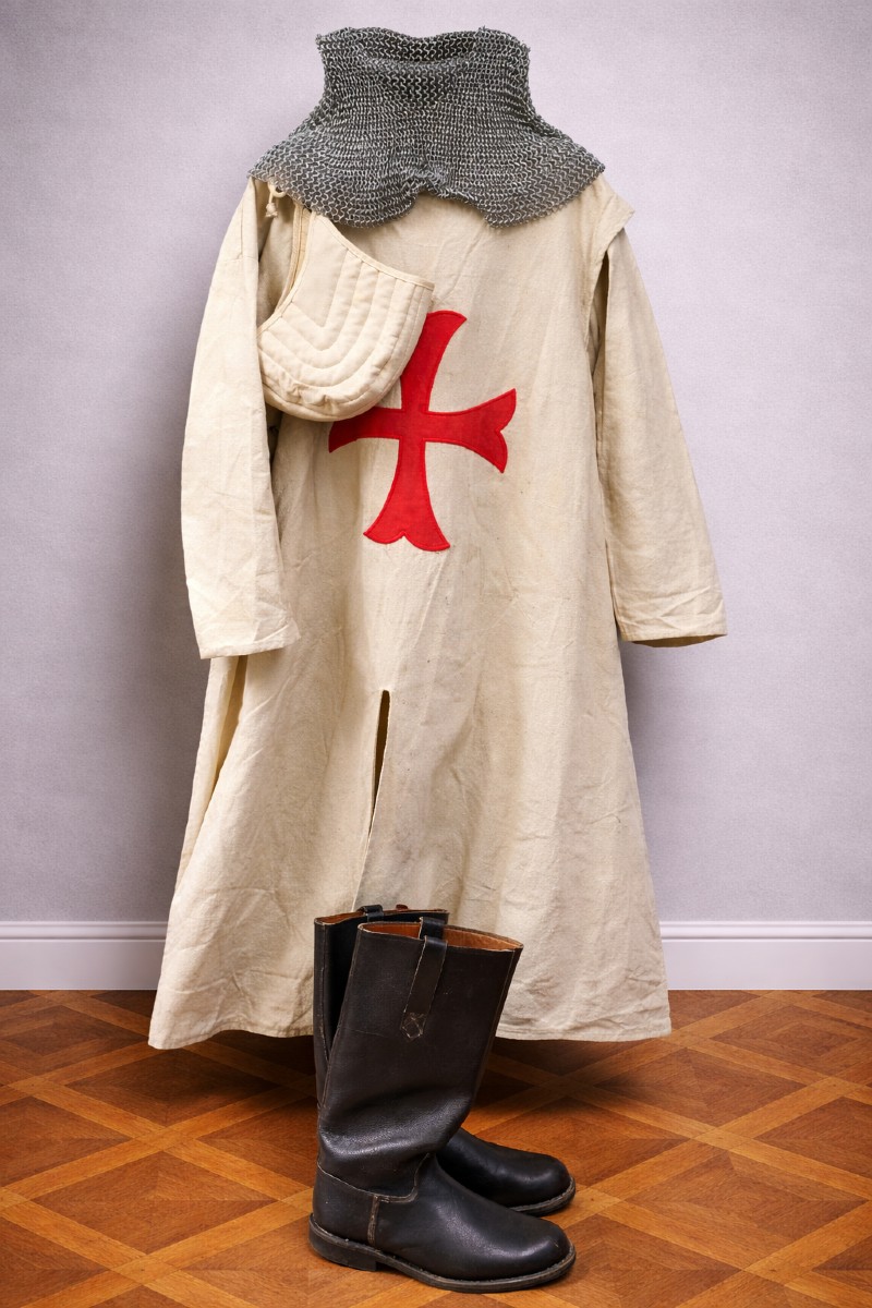 Costume médiéval templier – tunique croix rouge + camail + bottes / pour théatre ou cinéma 