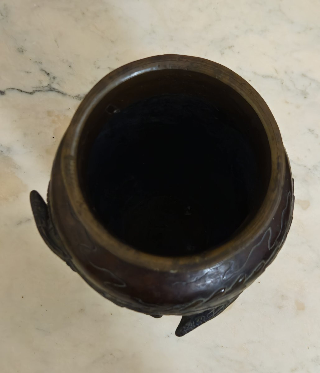 Vase japonais en bronze patiné à décor en relief de grues et paysage lacustre – époque Meiji -photo-4