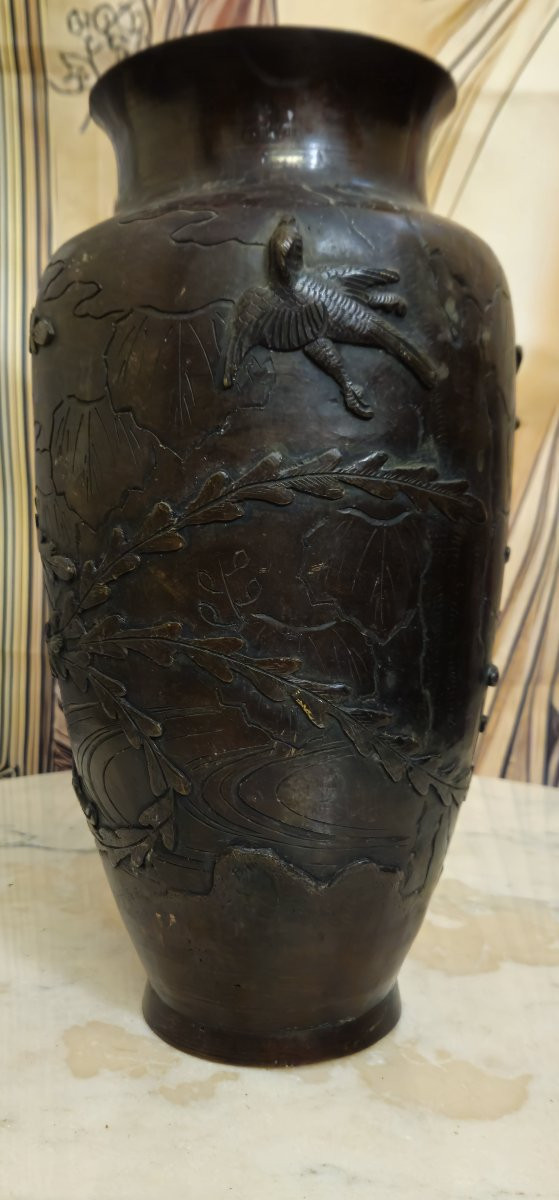 Vase japonais en bronze patiné à décor en relief de grues et paysage lacustre – époque Meiji -photo-5
