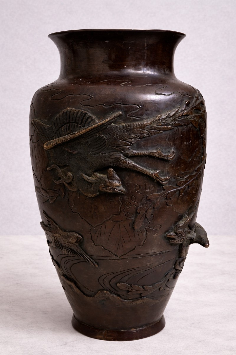 Vase japonais en bronze patiné à décor en relief de grues et paysage lacustre – époque Meiji 