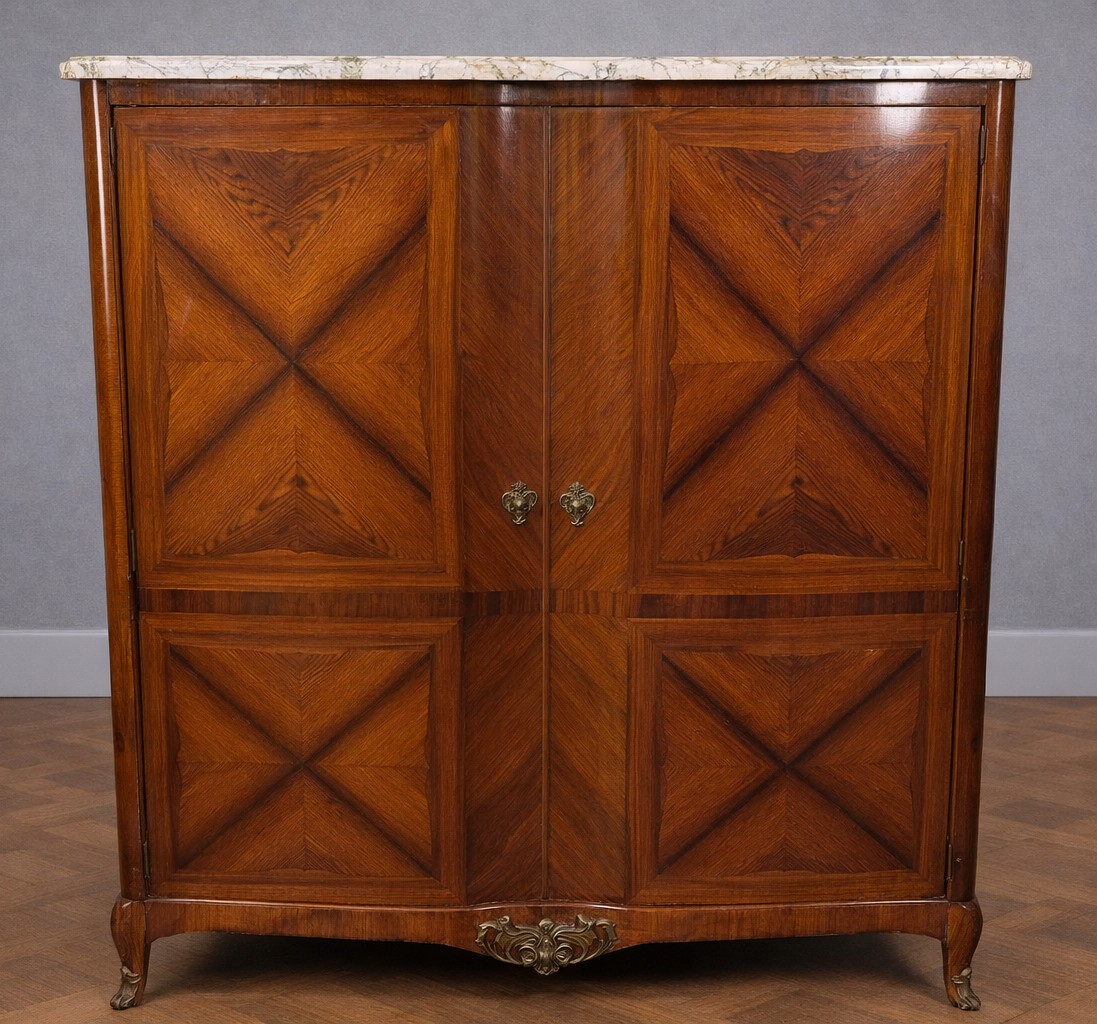 Buffet haut galbé en marqueterie – style Transition Louis XV / Louis XVI 