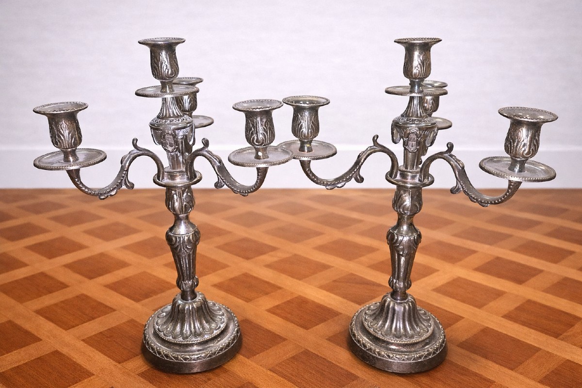 Paire de candélabres en métal argenté – style Louis XVI – XXe siècle