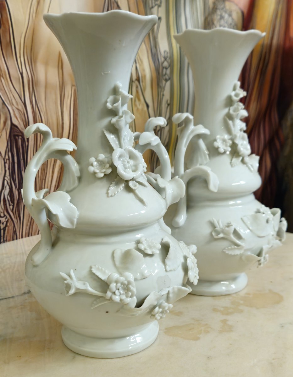 Paire de vases en porcelaine blanche à décor floral en relief -photo-1