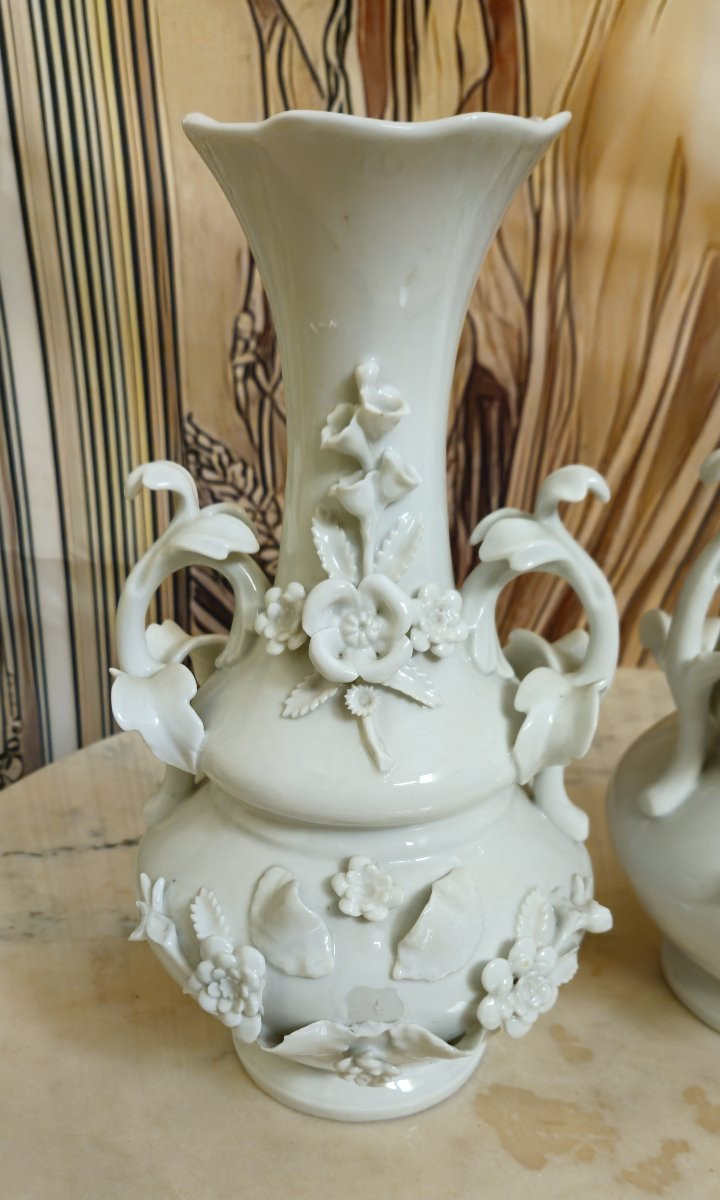 Paire de vases en porcelaine blanche à décor floral en relief -photo-2