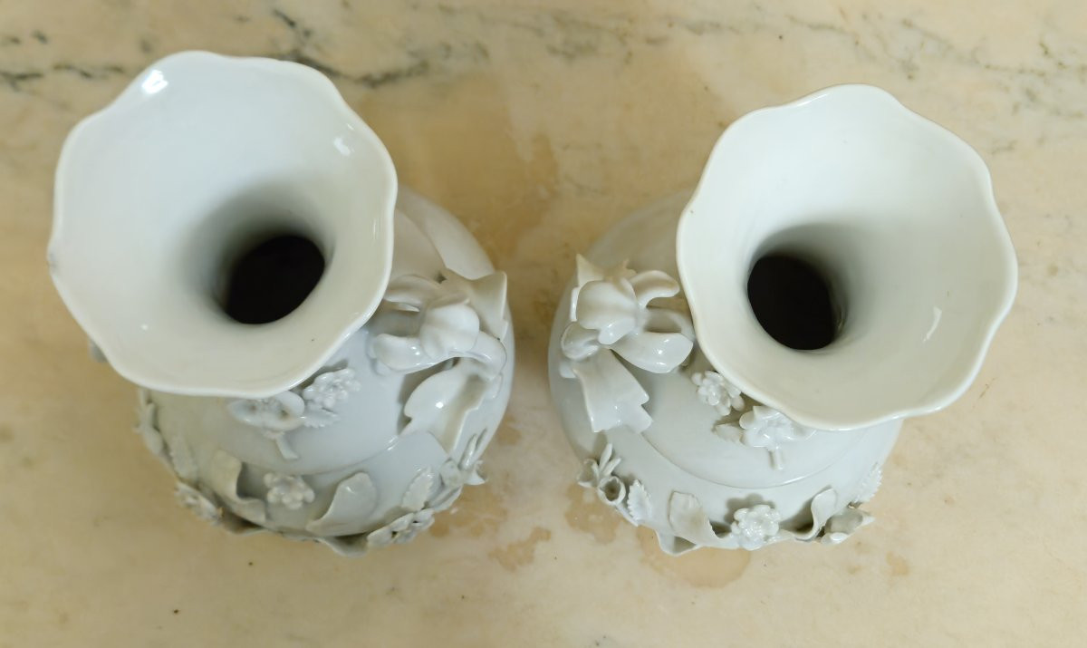 Paire de vases en porcelaine blanche à décor floral en relief -photo-3