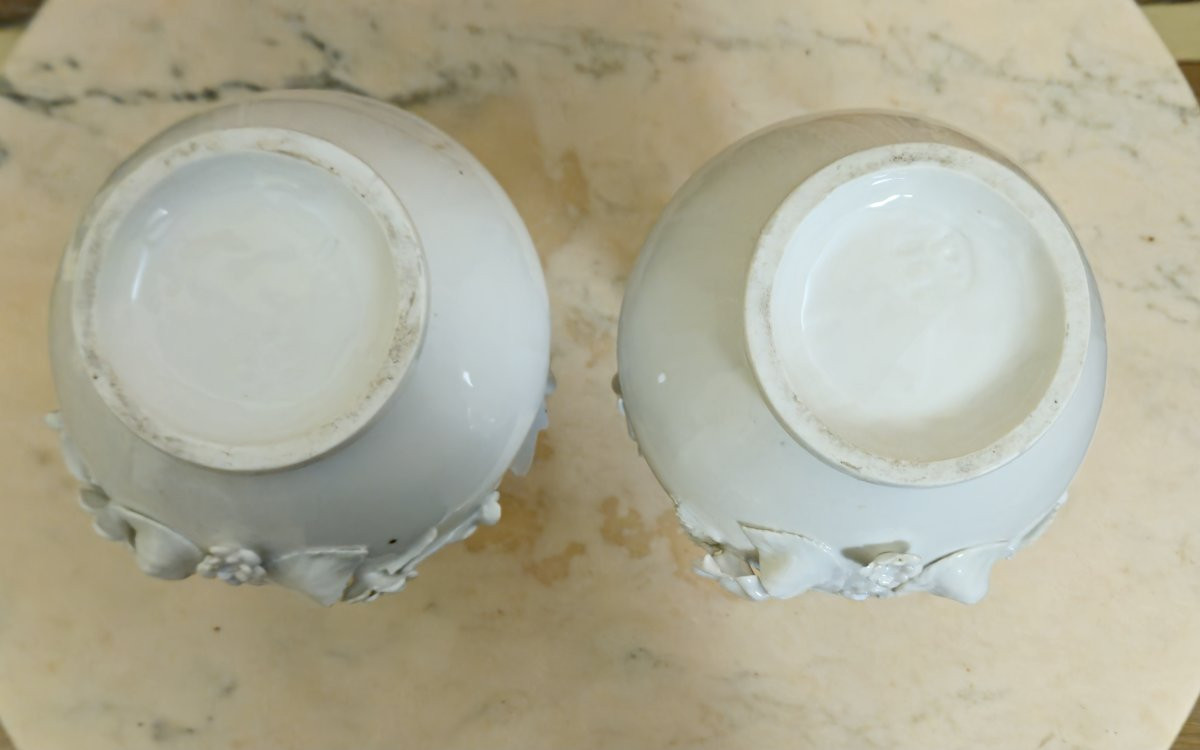 Paire de vases en porcelaine blanche à décor floral en relief -photo-4