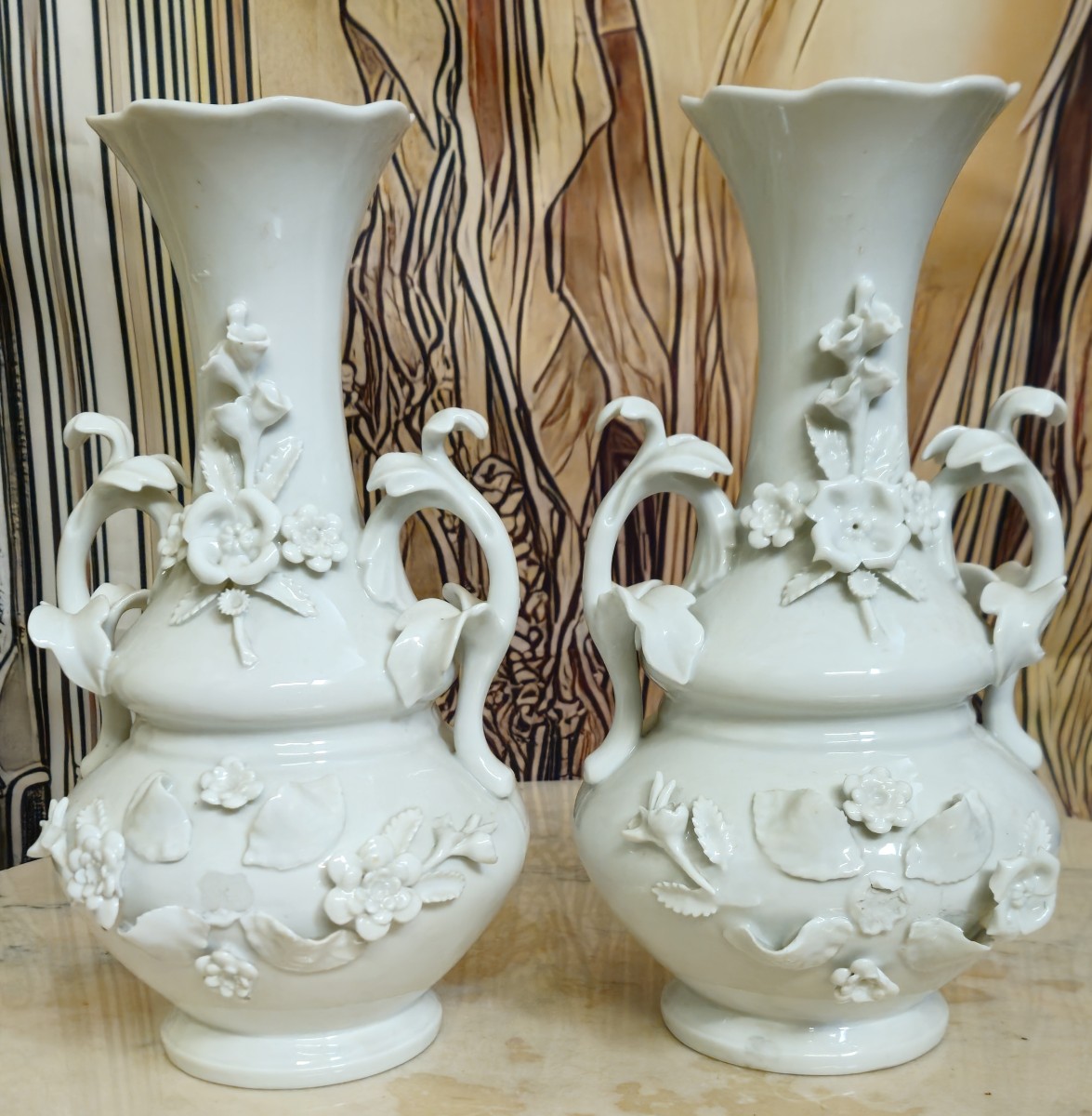 Paire de vases en porcelaine blanche à décor floral en relief 