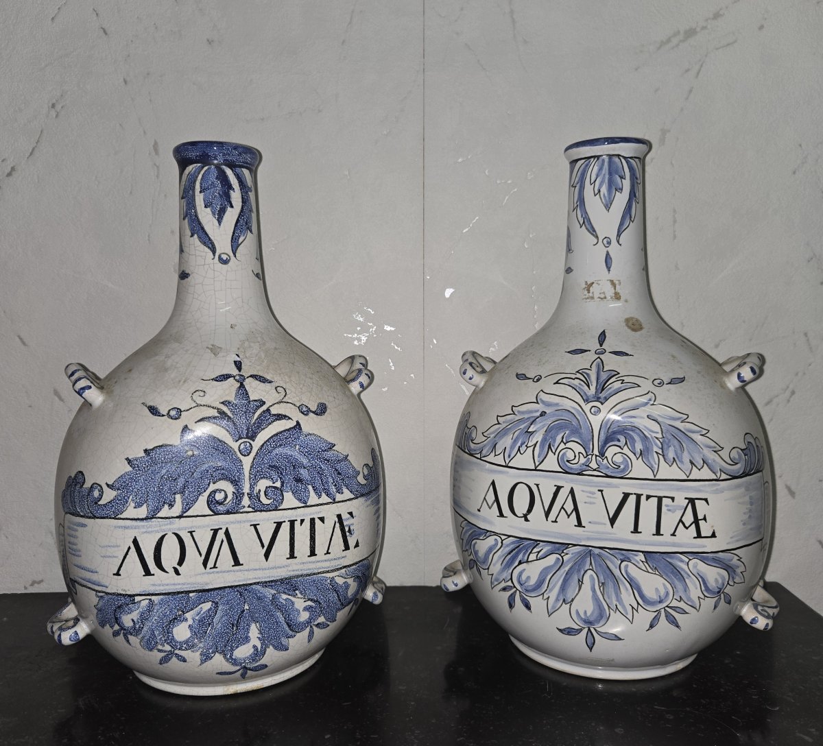 Paire de gourdes de pharmacie en faïence – décor “Aqua Vitae” -photo-1