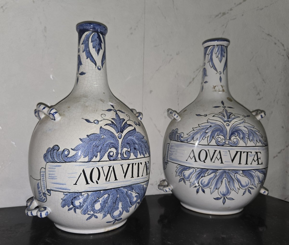 Paire de gourdes de pharmacie en faïence – décor “Aqua Vitae” -photo-5