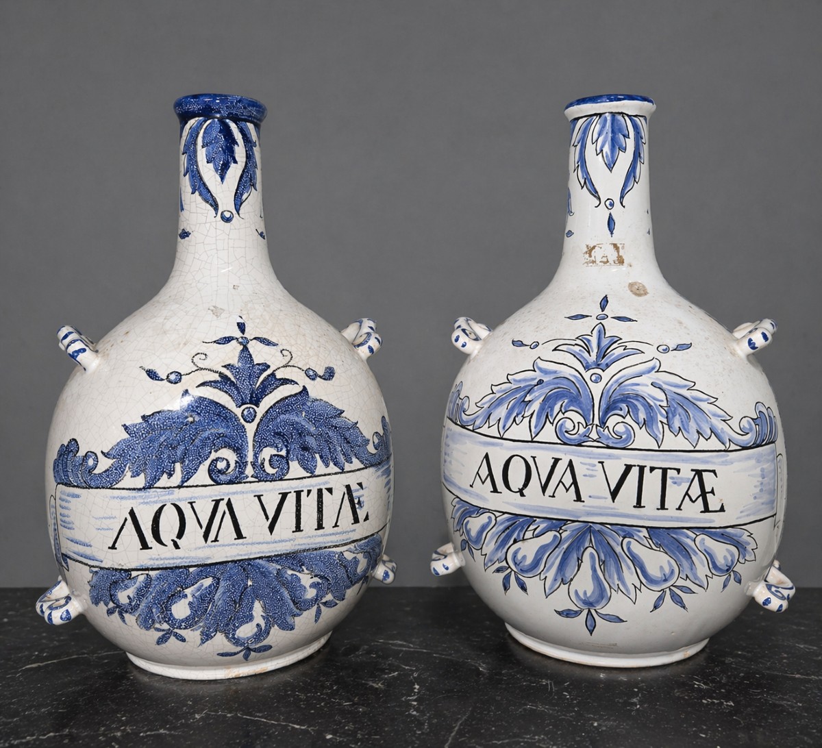 Paire de gourdes de pharmacie en faïence – décor “Aqua Vitae” 