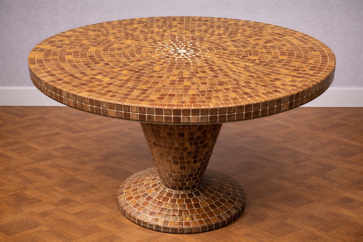 Table ronde en mosaïque de céramique émaillée – piètement central conique 