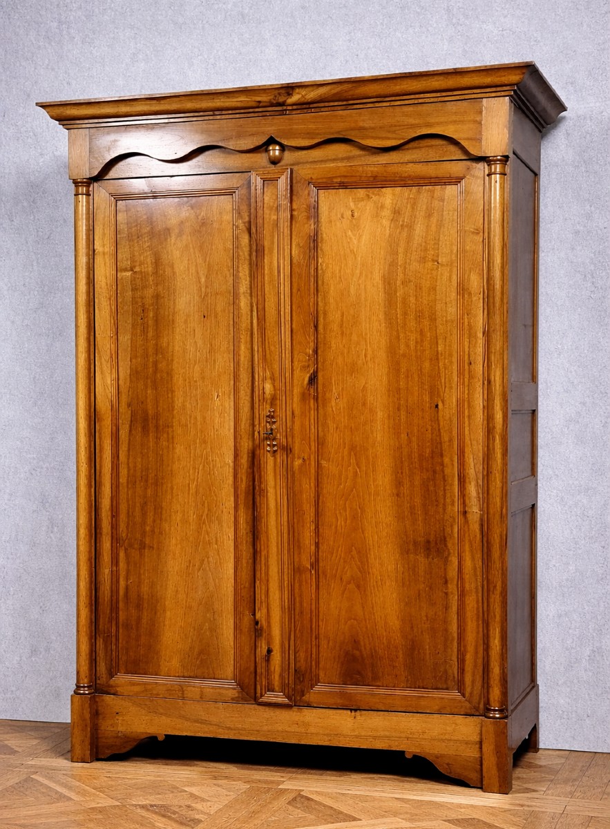 Armoire époque Empire en noyer massif