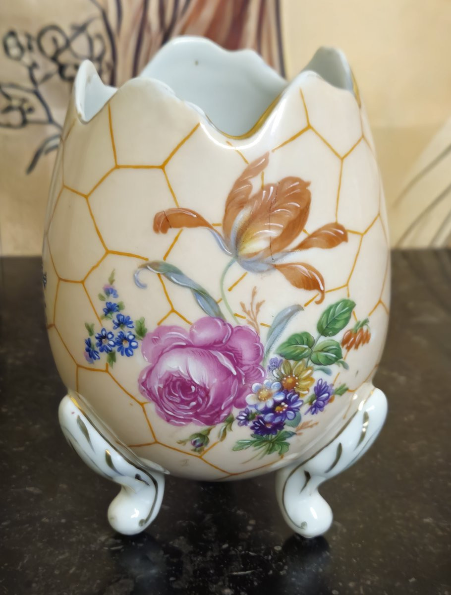 Cache-pot en porcelaine de Limoges – décor floral – forme coquille sur pieds    -photo-1