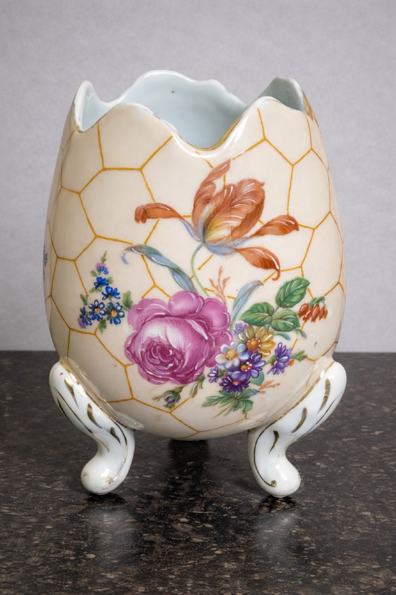 Cache-pot en porcelaine de Limoges – décor floral – forme coquille sur pieds    