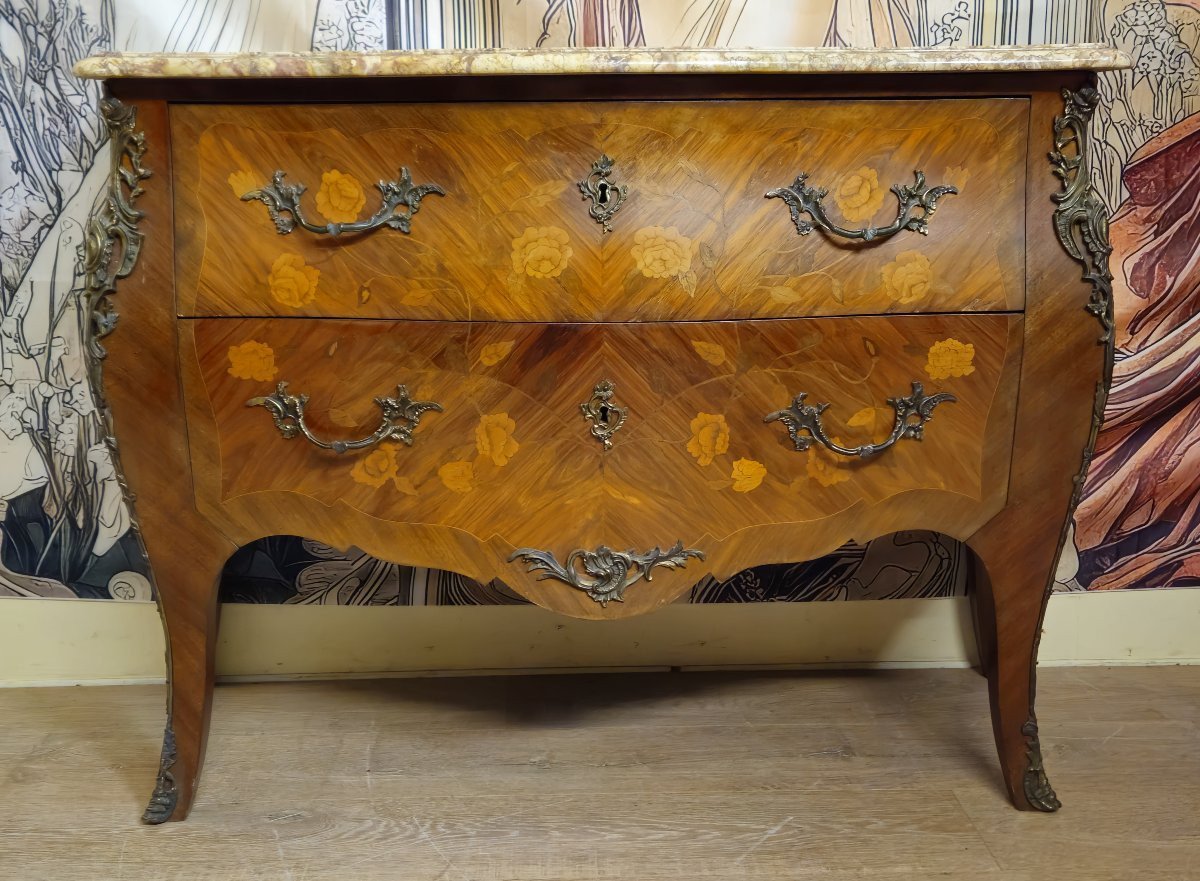Commode galbée de style Louis XV en marqueterie -photo-1