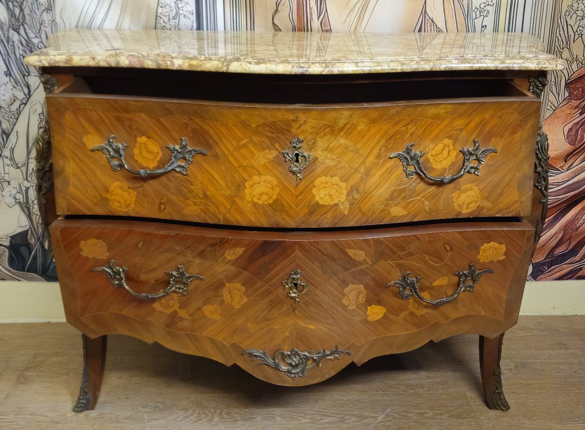 Commode galbée de style Louis XV en marqueterie -photo-5