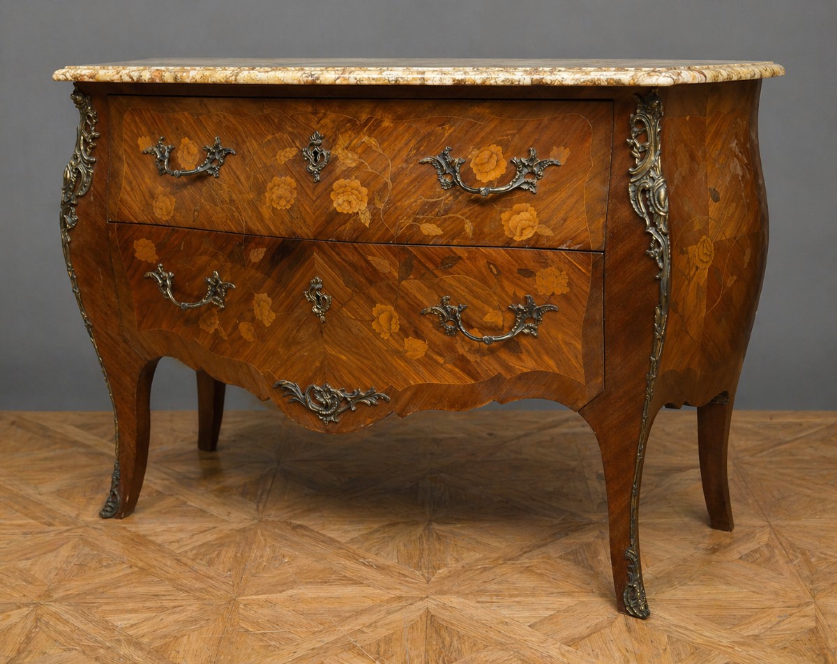 Commode galbée de style Louis XV en marqueterie 