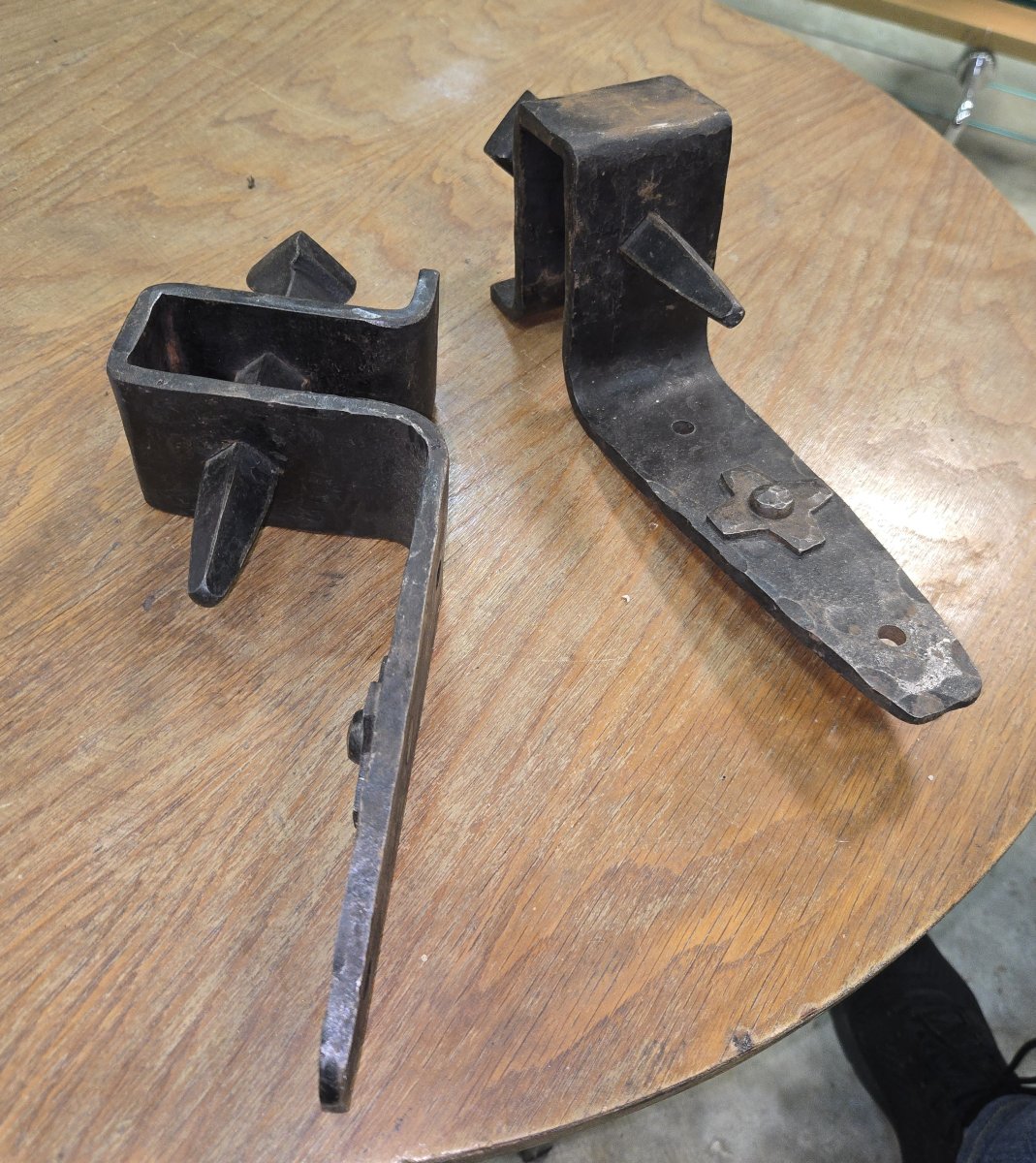Paire d’anciens supports muraux en fer forgé – style médiéval / gothique   -photo-5