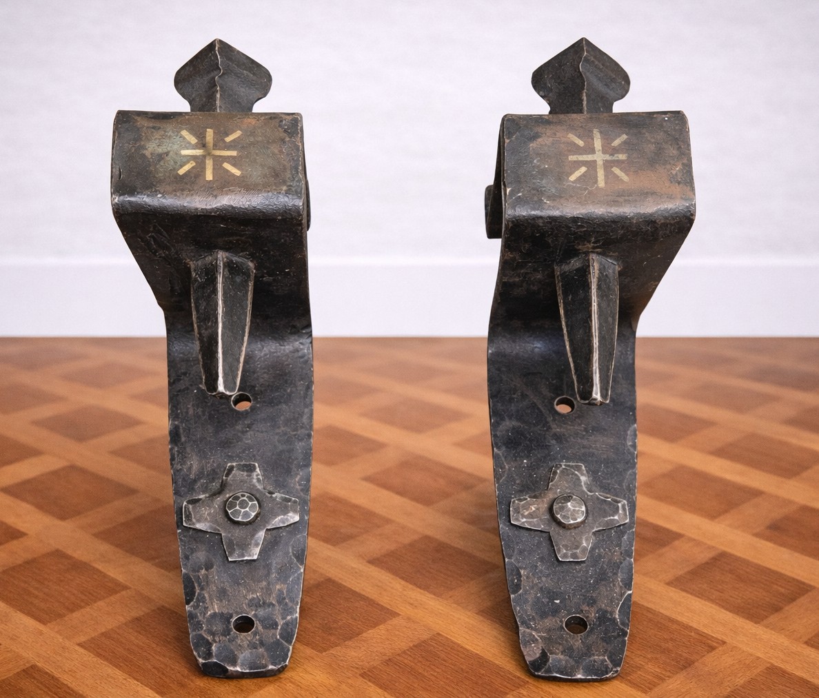 Paire d’anciens supports muraux en fer forgé – style médiéval / gothique   