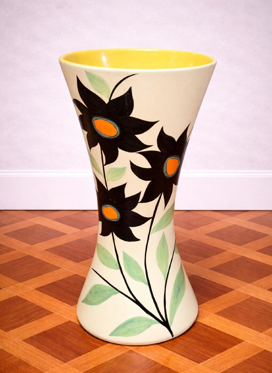 Vallauris : Vase en céramique signé G.F. – décor floral stylisé – H. 36 cm  